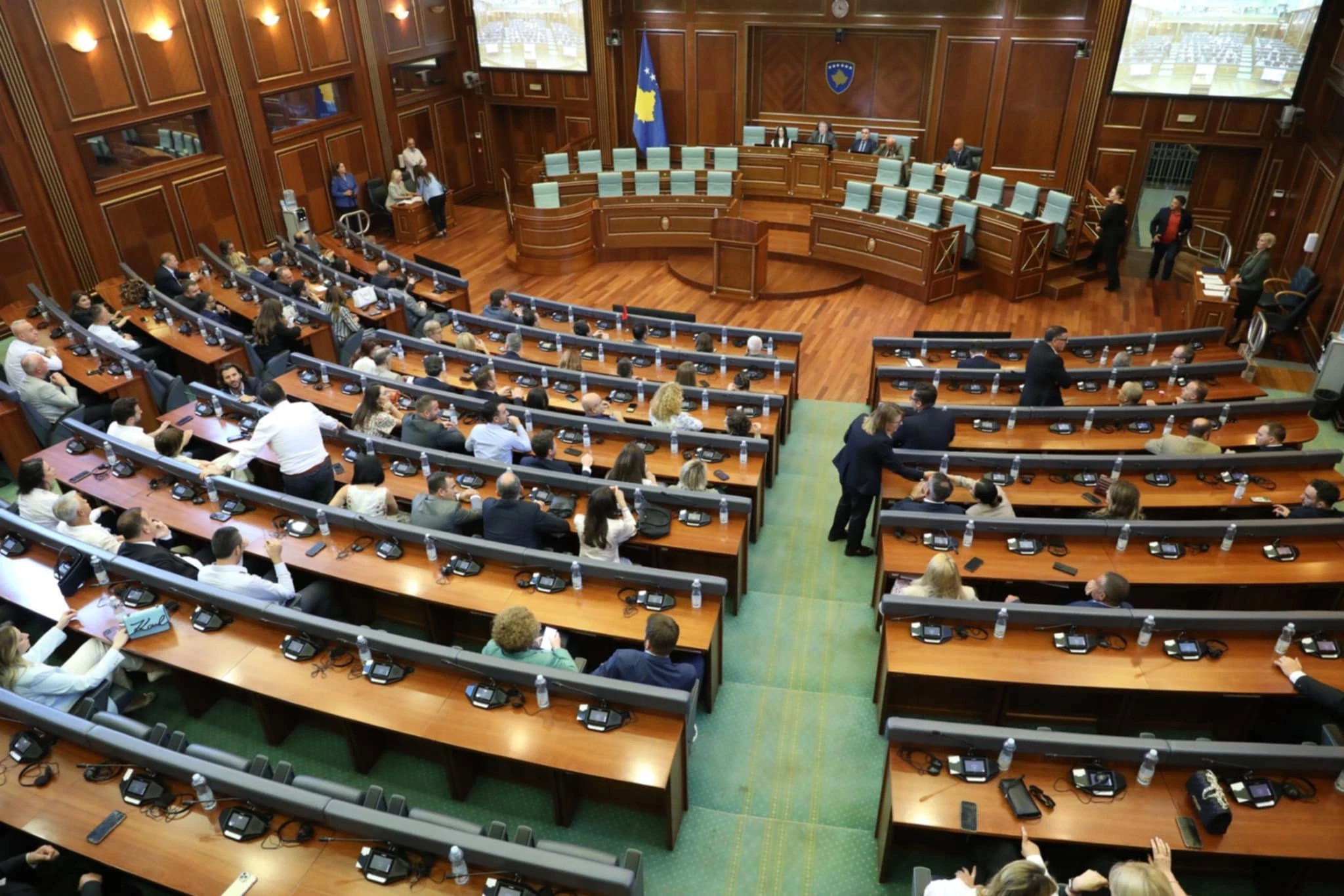 LVV-ja akuzohet nga PDK-ja për grushtshtet, e nga LDK-ja për vetëgrushtshtet