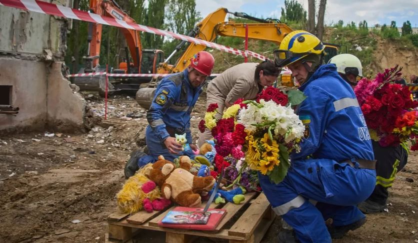 Kievi shpall ditë zie për 31 viktimat nga sulmet ruse me raketa dhe dronë