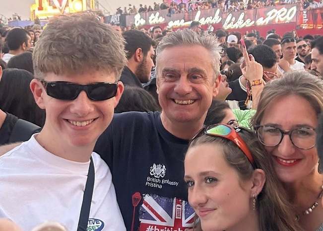 Ambasadori britanik me gruan e fëmijët mbrëmë shkoi në Sunny Hill Festival, i gëzohet festës britaniko-kosovare