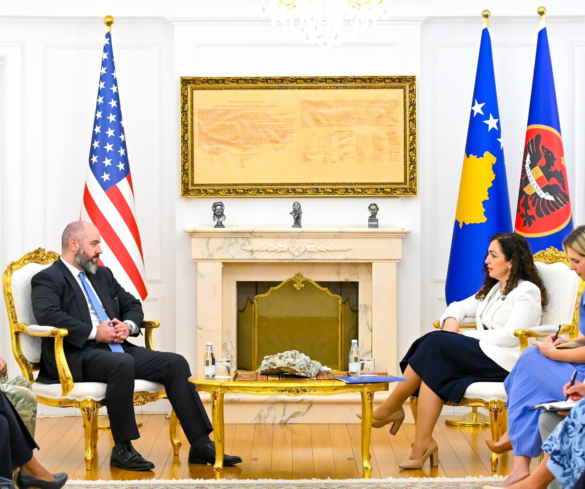 Takimi me Baker, Osmani përmend bashkëpunimin në “industrinë e mbrojtjes”: Kosova më e fortë kur SHBA është krah nesh