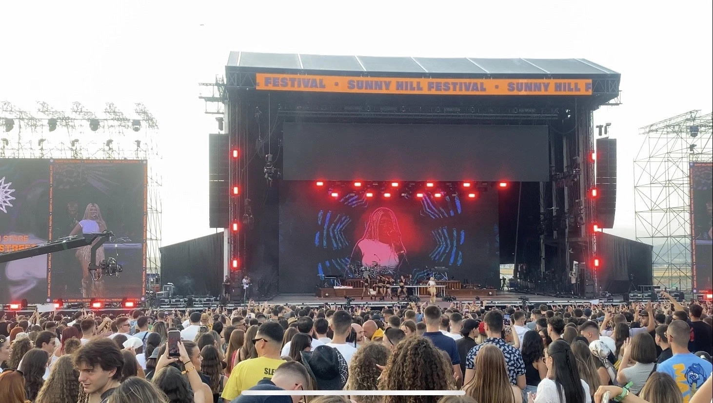 KOHA live në natën e dytë të “Sunny Hill Festival”. Era Istrefi në skenë