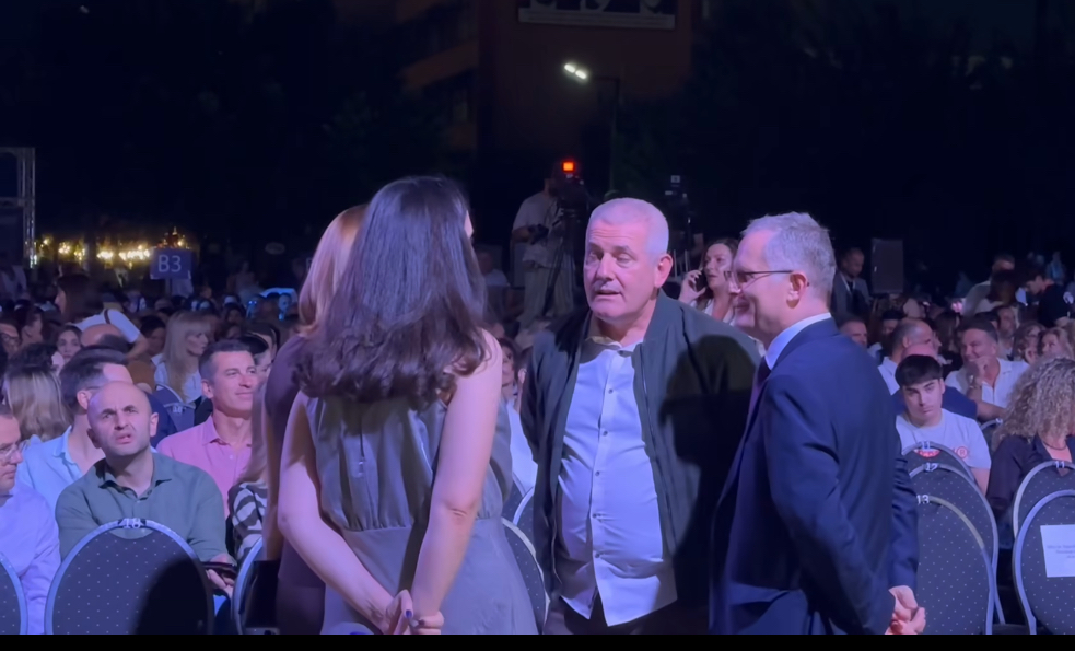 Besnik Bislimi e Xhelal Sveçla anojnë më shumë kah klasikja, shfaqen në shesh në koncertin “Ramë Lahaj&Friends”