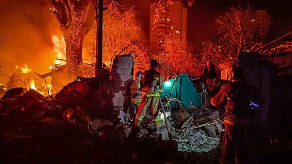 Ukraina dhe Rusia sulmojnë njëra-tjetrën, goditet një depo e naftës