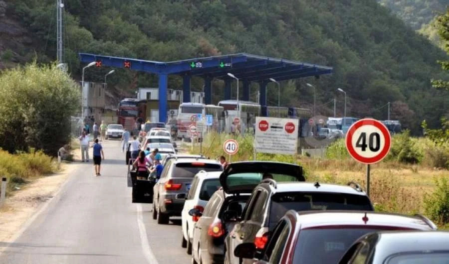 Te Dheu i Bardhë pritje në hyrje dhe dalje