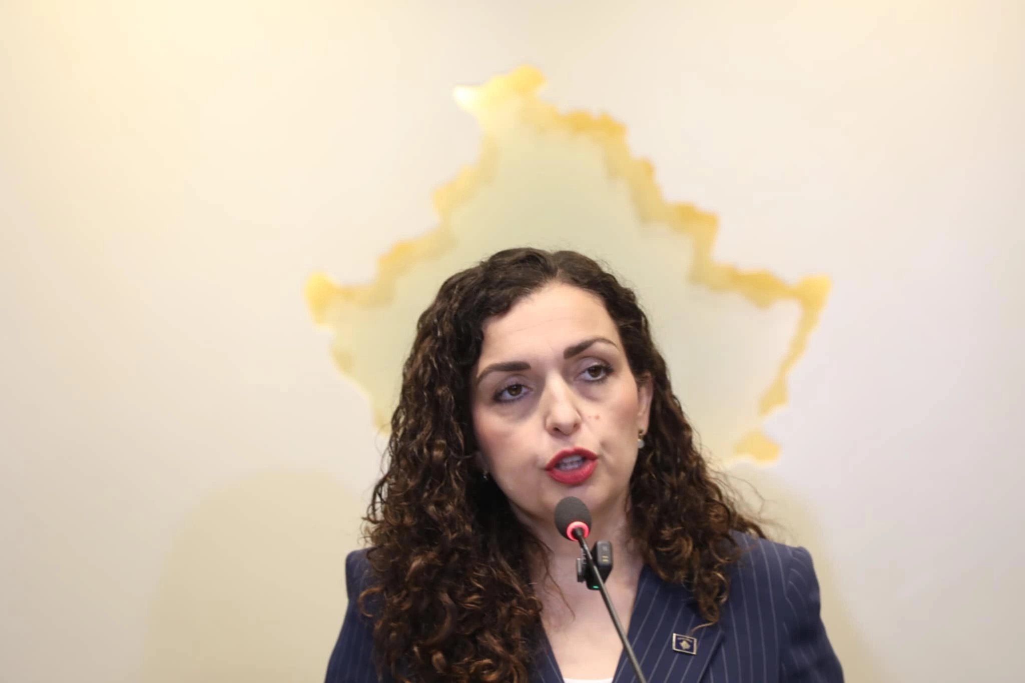 Osmani reagon pas thirrjeve antishqiptare në ndeshjen Maqedoni e Veriut – Rumani
