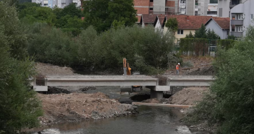 Njërës urë mbi Ibër iu vendosën trarët, tek tjetra kanë ngecur punimet, Qeveria tha se të dyjat hapen në shtator