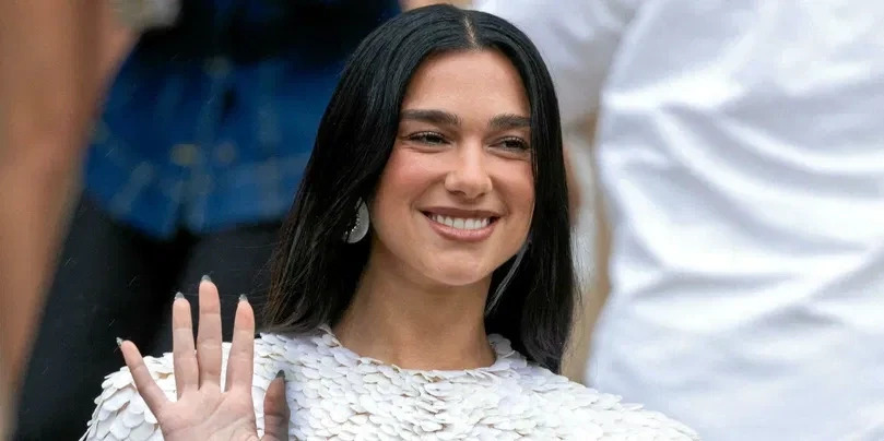 Dua Lipa, arma diplomatike e popit që e bën Kosovën të shkëlqejë