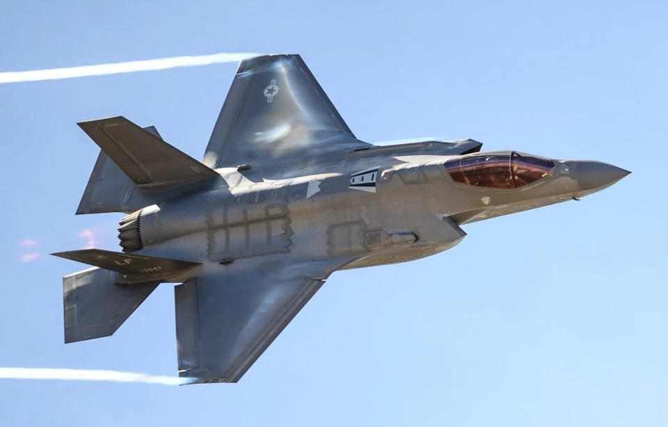Spanja heq dorë nga blerja e avionëve luftarakë amerikanë
