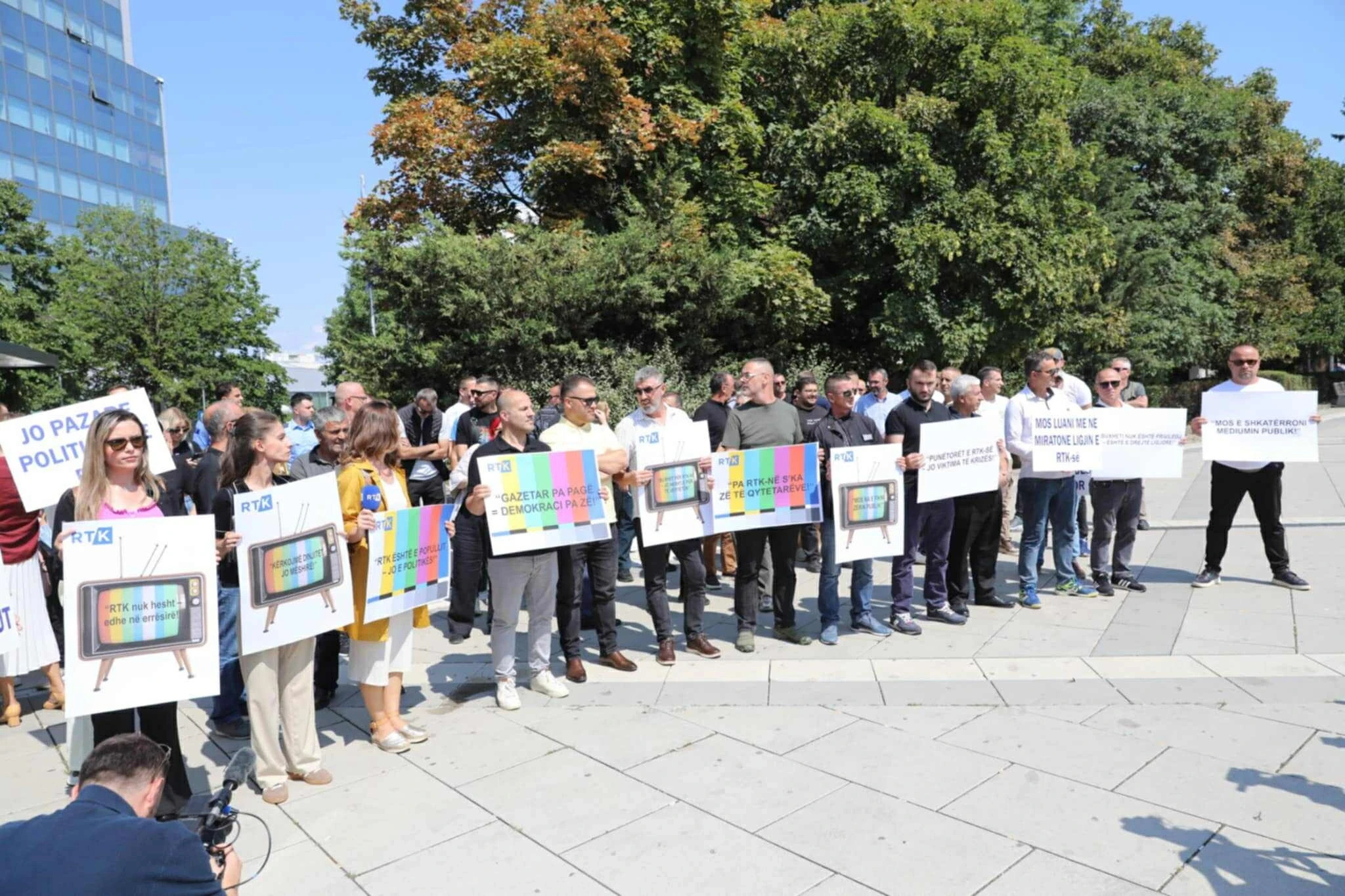 “Gazetarë pa pagë, demokraci pa zë”, protestojnë punëtorët e RTK-së