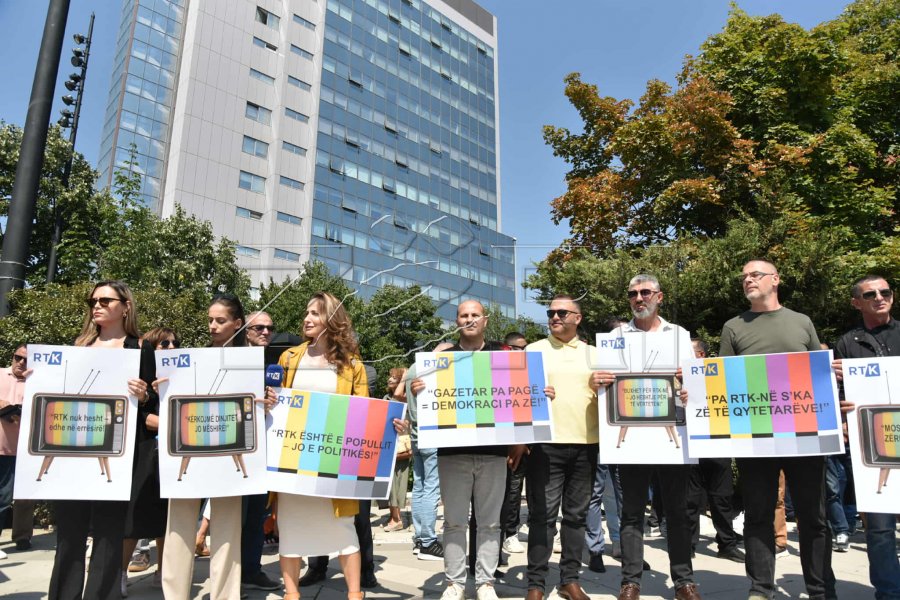 “Gazetar pa pagë – demokraci pa zë”, punonjësit e RTK-së protestojnë para Qeverisë