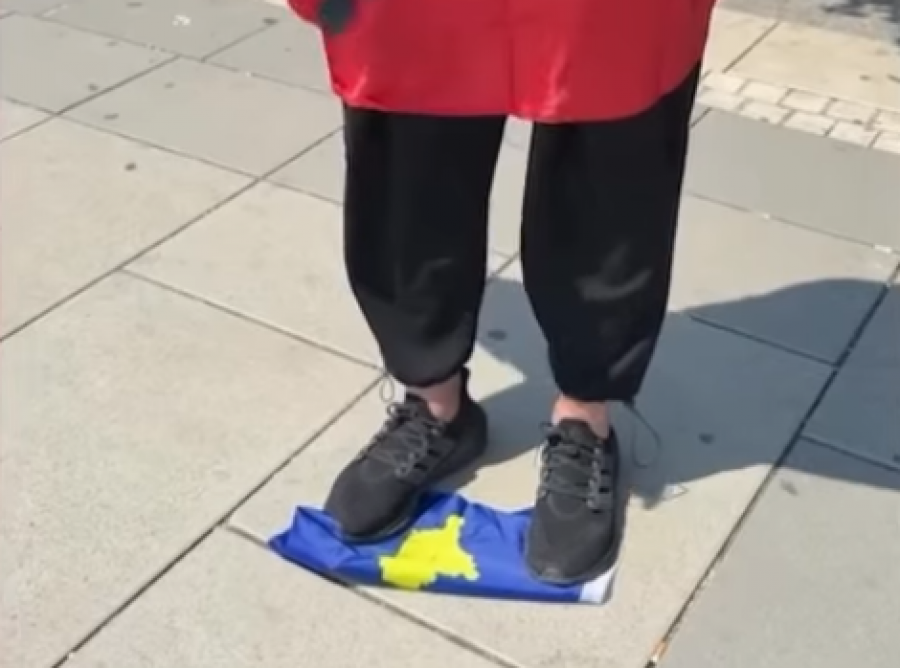 Qytetari nga Tirana e shkel flamurin e Kosovës në qendër të Prishtinës, kapet me një kalimtar të rastit [video]