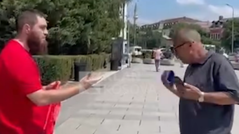 Një qytetar nga Fieri shkel me dy këmbët flamurin e Kosovës në sheshin e Prishtinës
