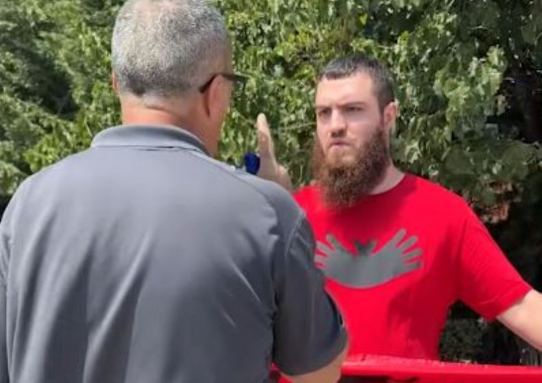 Personi që e përdhosi flamurin e Kosovës në shesh, po intervistohet nga policia