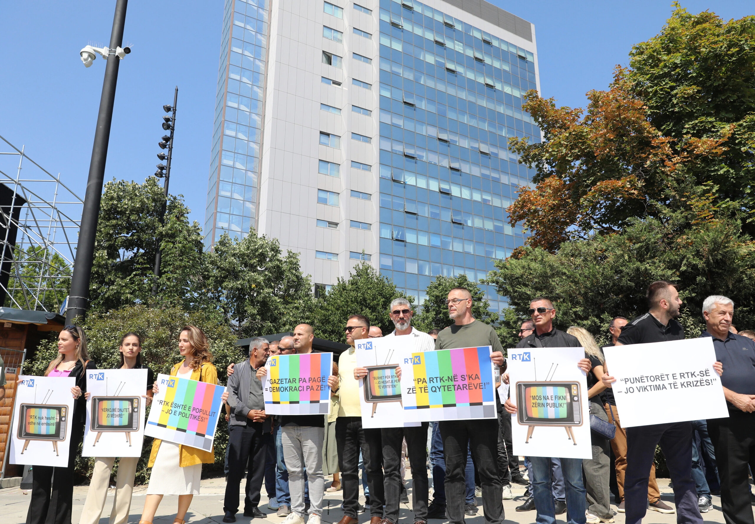 Punonjësit e RTK-së protestojnë – kriza politike i la pa paga të korrikut