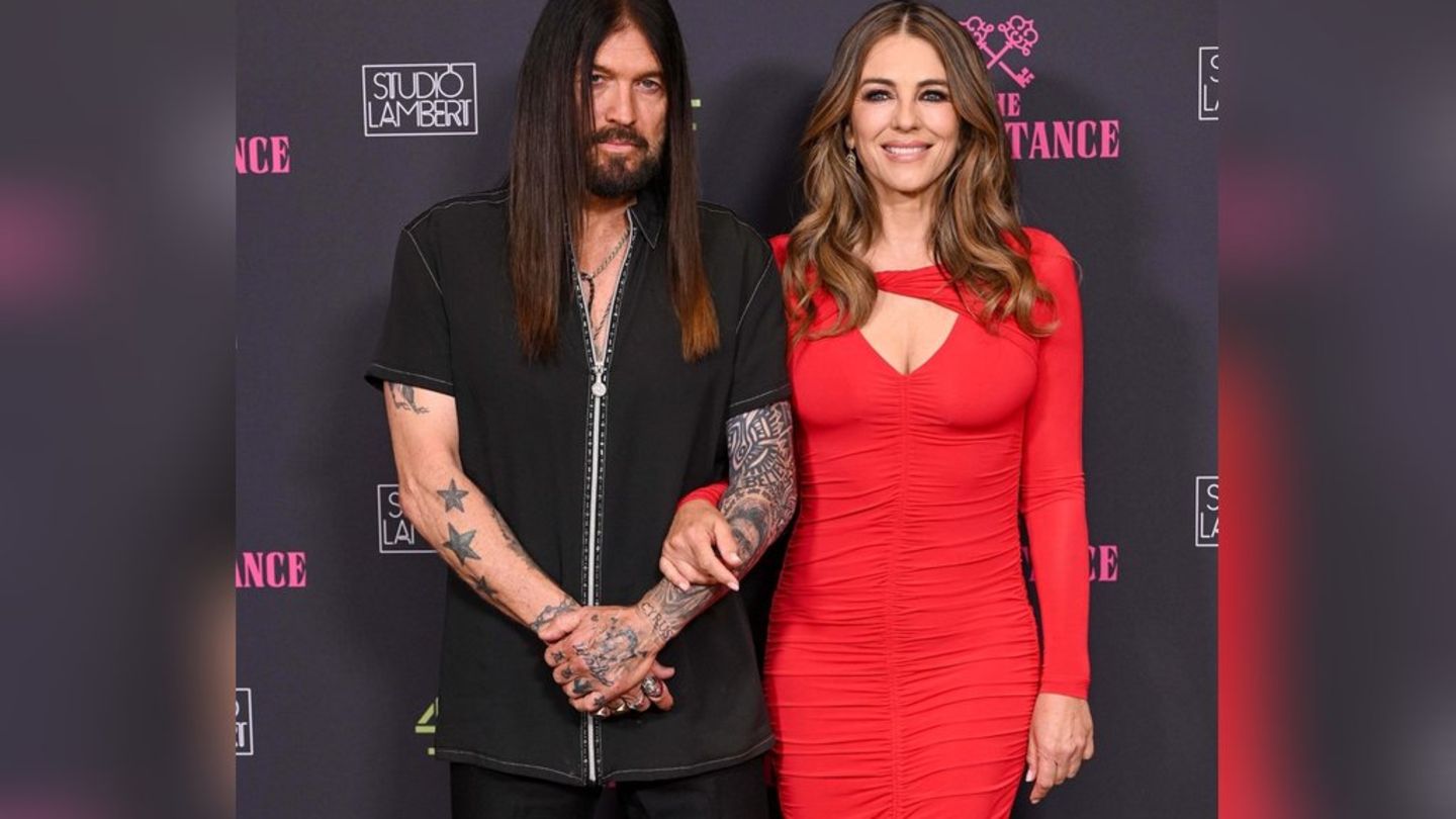 Elizabeth Hurley: Ajo shkëlqen së bashku me Billy Ray Cyrus në Londër
