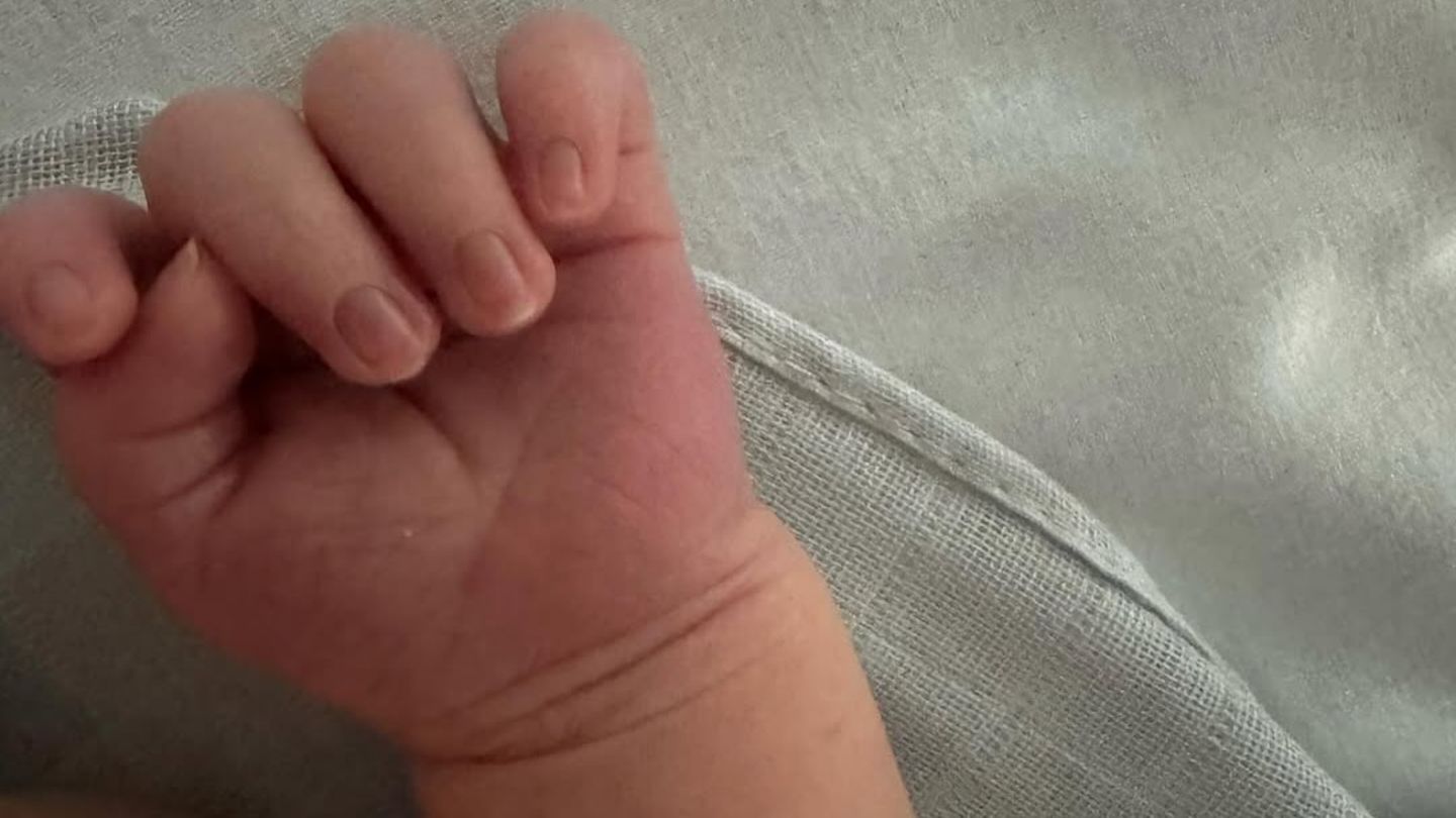 Nell Hudson: Seria Star është bërë nënë për herë të parë – dhe ndan foto të përgjakshme të klinikës