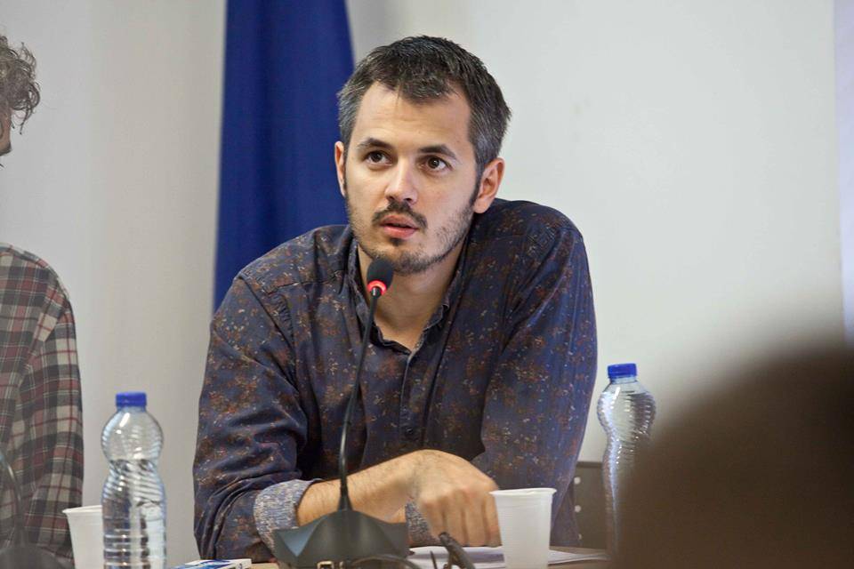 S’ka aktakuzë për qytetarin që përdhosi flamurin, Maliqi: AKI me gjasë s’po sheh përtej agjendave partiake të krerëve të saj