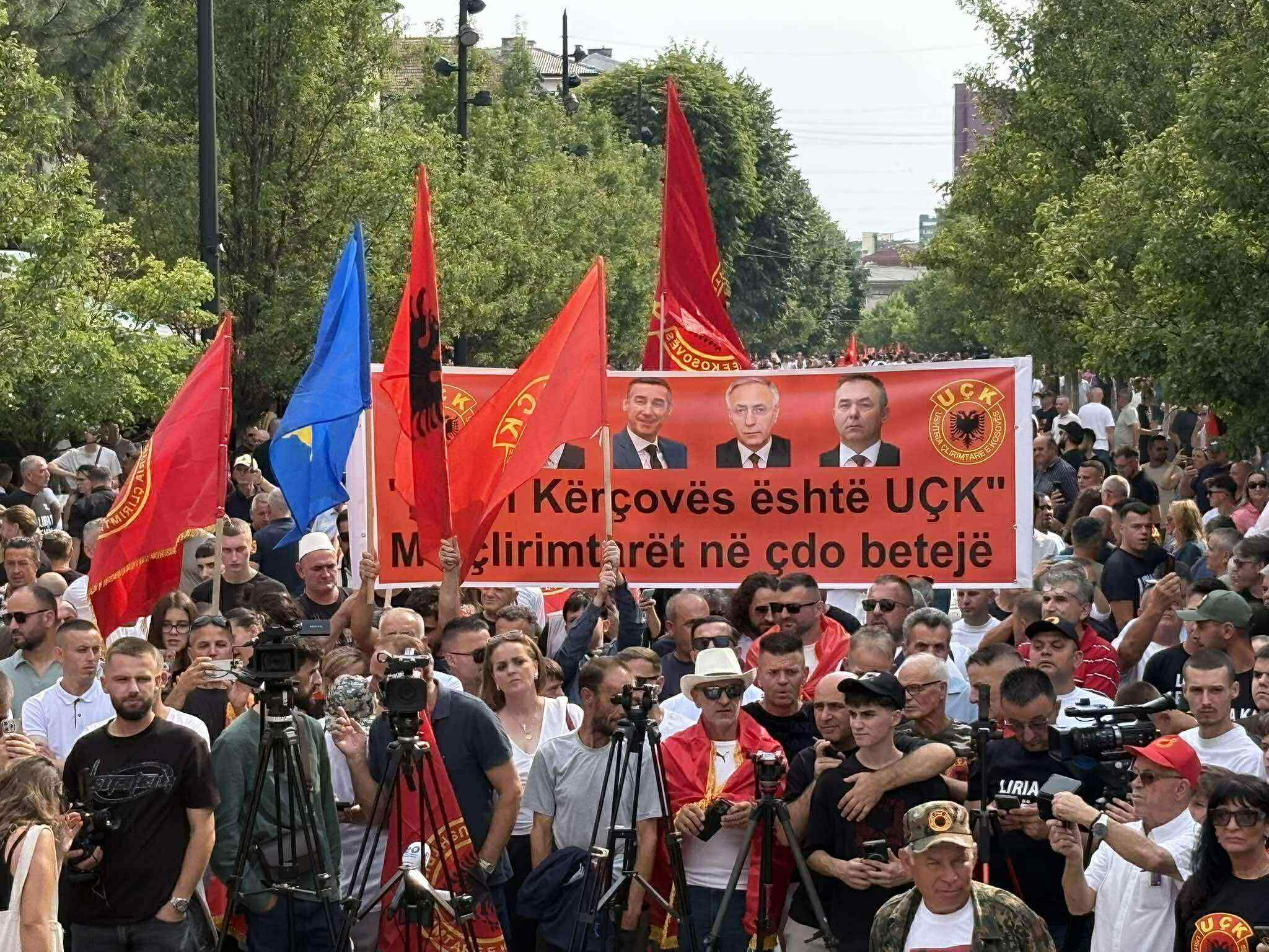 Numër i madh i qytetarëve në shesh 1 orë para fillimit të protestës së veteranëve kundër Speciales, pamje