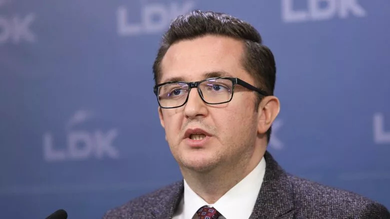 Besian Mustafa ironizon me Kurtin: Kush e shkelë Kushtetutën është super kriminel