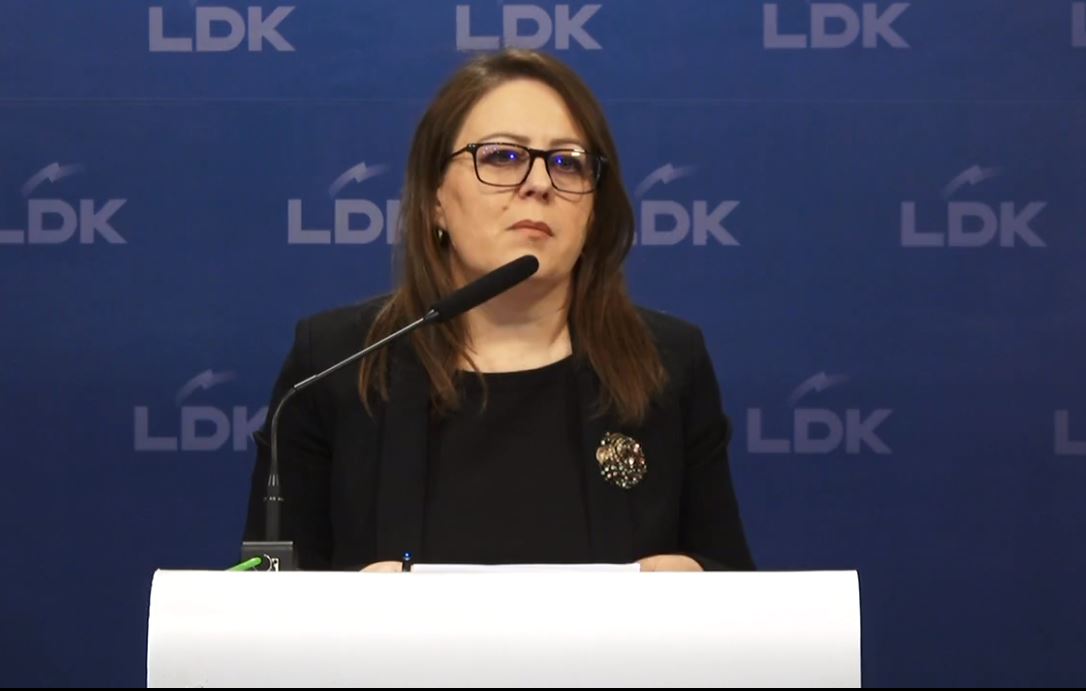 Hykmete Bajrami: Albin Kurti e detyroi Avni Deharin ta shkelë Kushtetutën