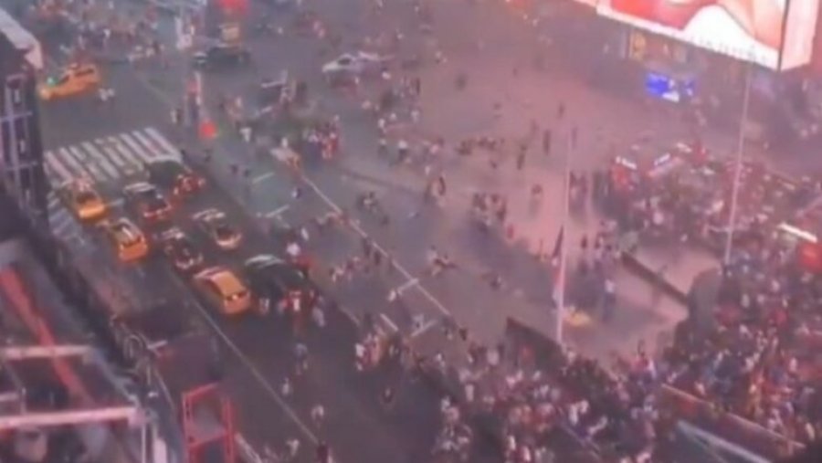 Të shtëna me armë në Times Square, tre të plagosur – publikohen pamjet dramatike nga sheshi i famshëm i New Yorkut