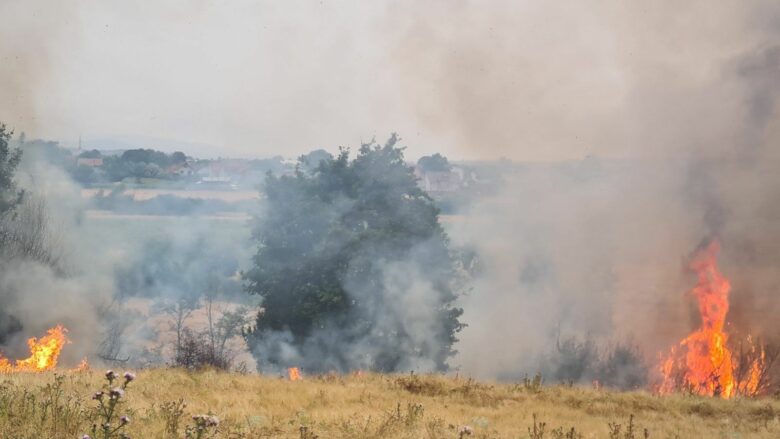 23 vatra zjarri të regjistruara sot në Kosovë, 11 ende aktive