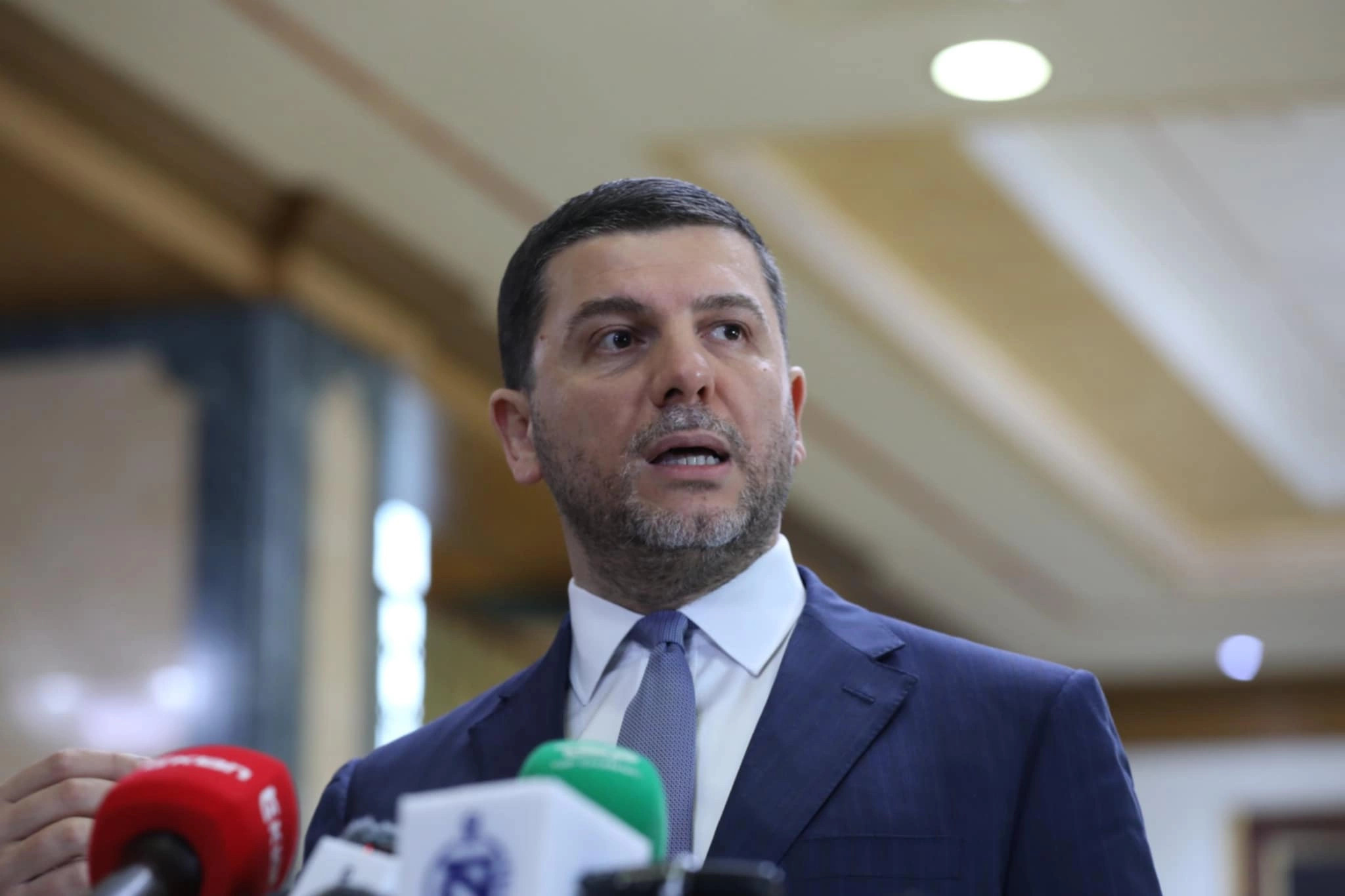 Krasniqi për vrasjen e trefishtë në Gjilan: Alarm për pasigurinë e kriminalitetin që po rriten