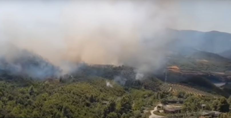 Zjarr pranë Uzinës së Armëve në Poliçan
