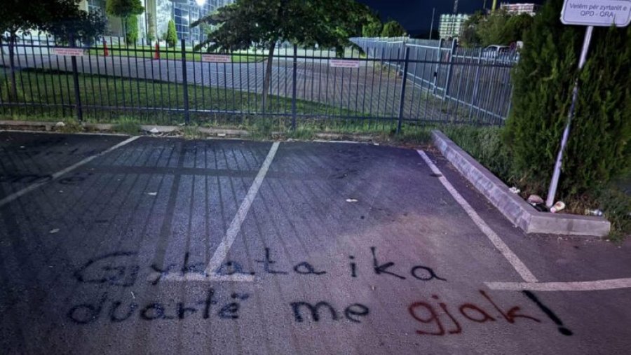 “I keni duart me gjak”, qytetarët shprehin revoltën ndaj Gjykatës së Gjilanit pas vrasjes së trefishtë