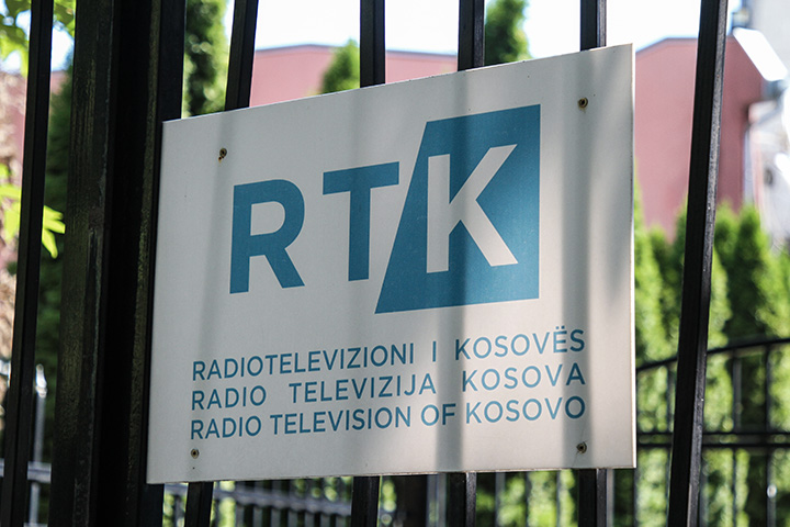 Punëtorët e RTK-së pa rroga, gazetarja publikon mesazhin që banka ia dërgoi për pagesën e kredisë