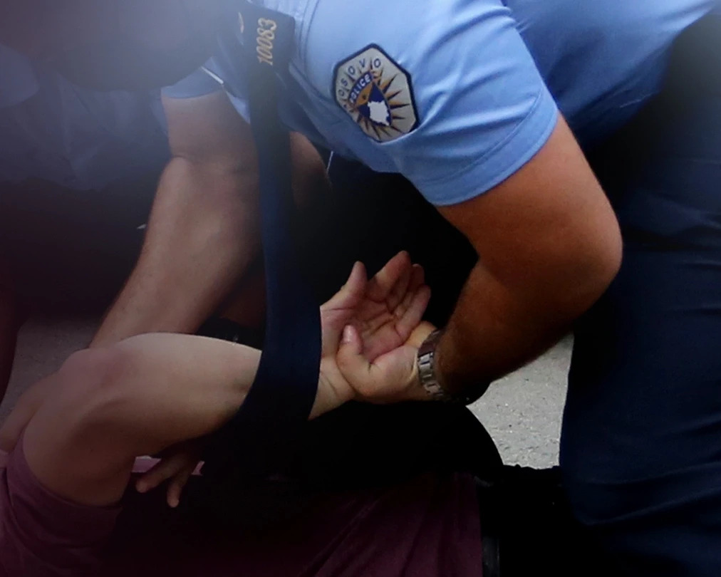 Aktakuzë ndaj tre ish-zyrtarëve policorë, dyshohen për keqtrajtim të një personi në Klinë