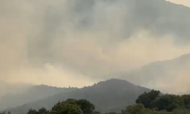 Zjarr i madh pranë Syrit të Kaltër, evakuohen turistët, kërkohet ndërhyrje nga ajri