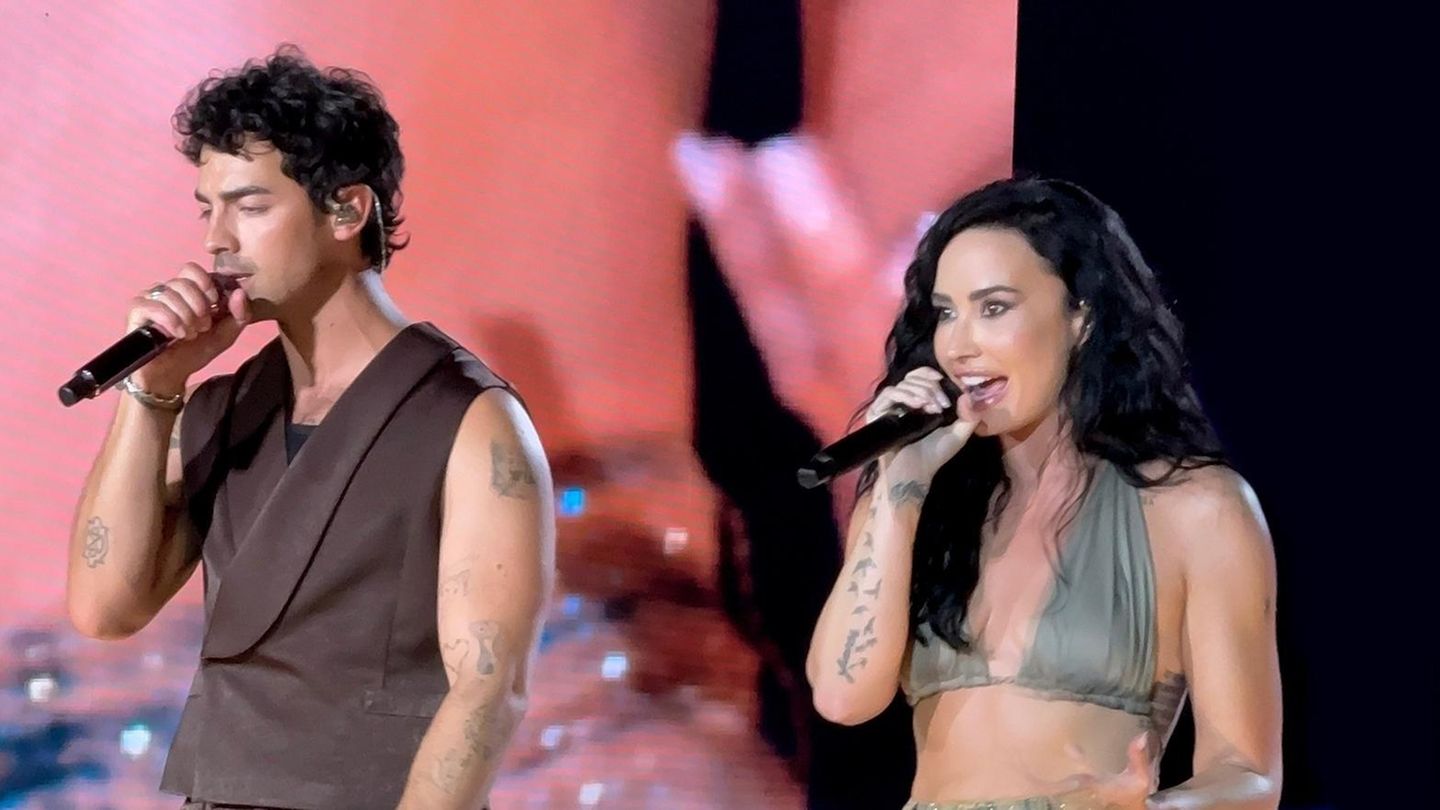 Kostumet: Demi Lovato dhe Joe Jonas festojnë së bashku Stage Compack së bashku