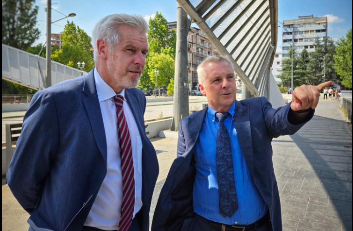 Bllokada, zgjedhjet e 12 tetorit, dialogu dhe një fotografi nga ura kryesore e Ibrit – çfarë mesazhi çuan Rohde dhe mysafiri nga Berlini