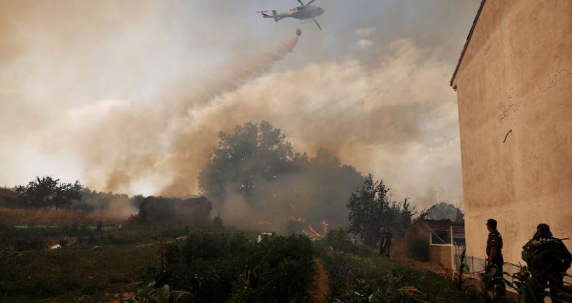 ‘Tornado zjarri’ në Spanjën Veriore: Qindra të evakuuar, flakët kërcënojnë parkun e mbrojtur nga UNESCO