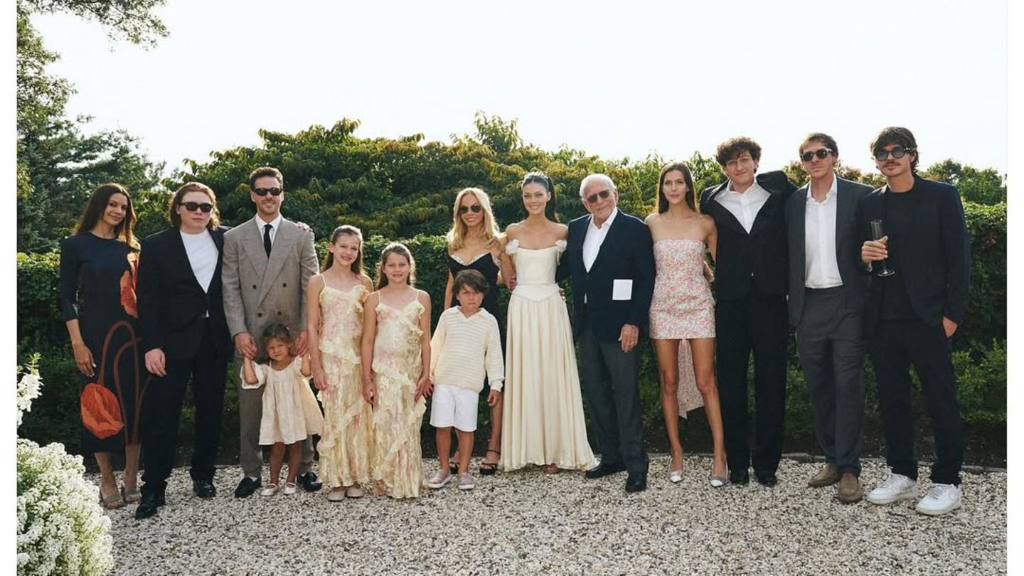 Brooklyn Peltz Beckham: Dasma pa David dhe Victoria – por Nicola pozon me tërë familjen e saj