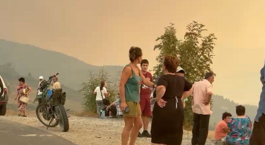 10 fshatra të evakuar në Gramsh, banorët largohen mes panikut dhe flakëve