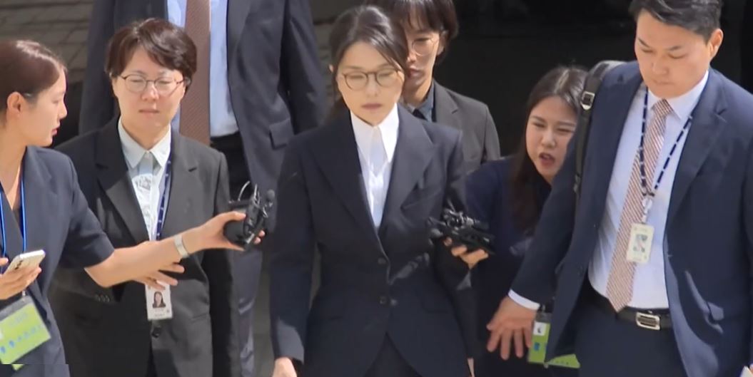 Pas ish-Presidentit, arrestohet ish-Zonja e Parë e Koresë së Jugut, pranoi si ryshfet dy çanta dhe një gjerdan diamanti