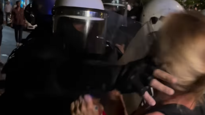 Polici godet me shuplakë një grua para zyrës së SNS-së në Vraçar, skena brutale gjatë gjithë natës në të gjithë Serbinë
