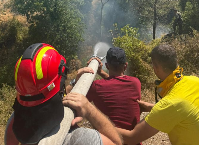 Rama: Rreth 300 forca, 24 mjete dhe 2 helikopterë për shuarjen e zjarrit në Delvinë