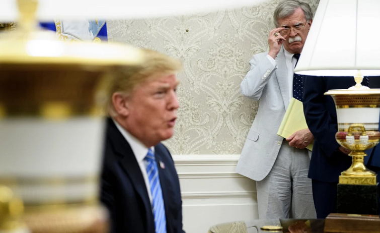 Trump kritikon mediat si po e mbulojnë takimin me Putinin, John Boltonin e quan “budalla”
