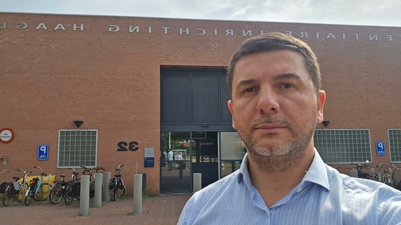 Krasniqi viziton Thaçin e Veselin në Hagë: Ata mbeten të fortë, drejtësia po afrohet