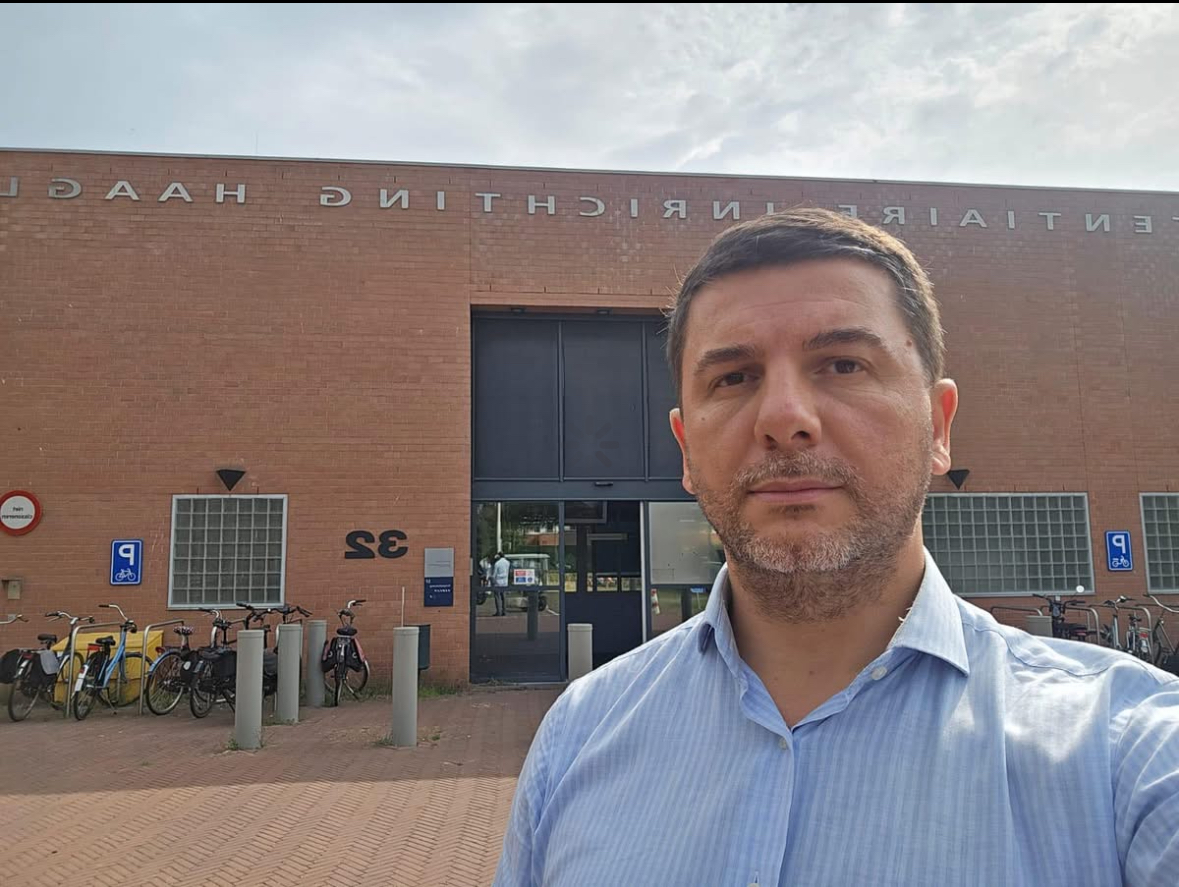Memli Krasniqi viziton Hashim Thaçin e Kadri Veselin në Hagë: E ndjeva të gjallë bindjen se drejtësia për çlirimtarët tanë po afrohet