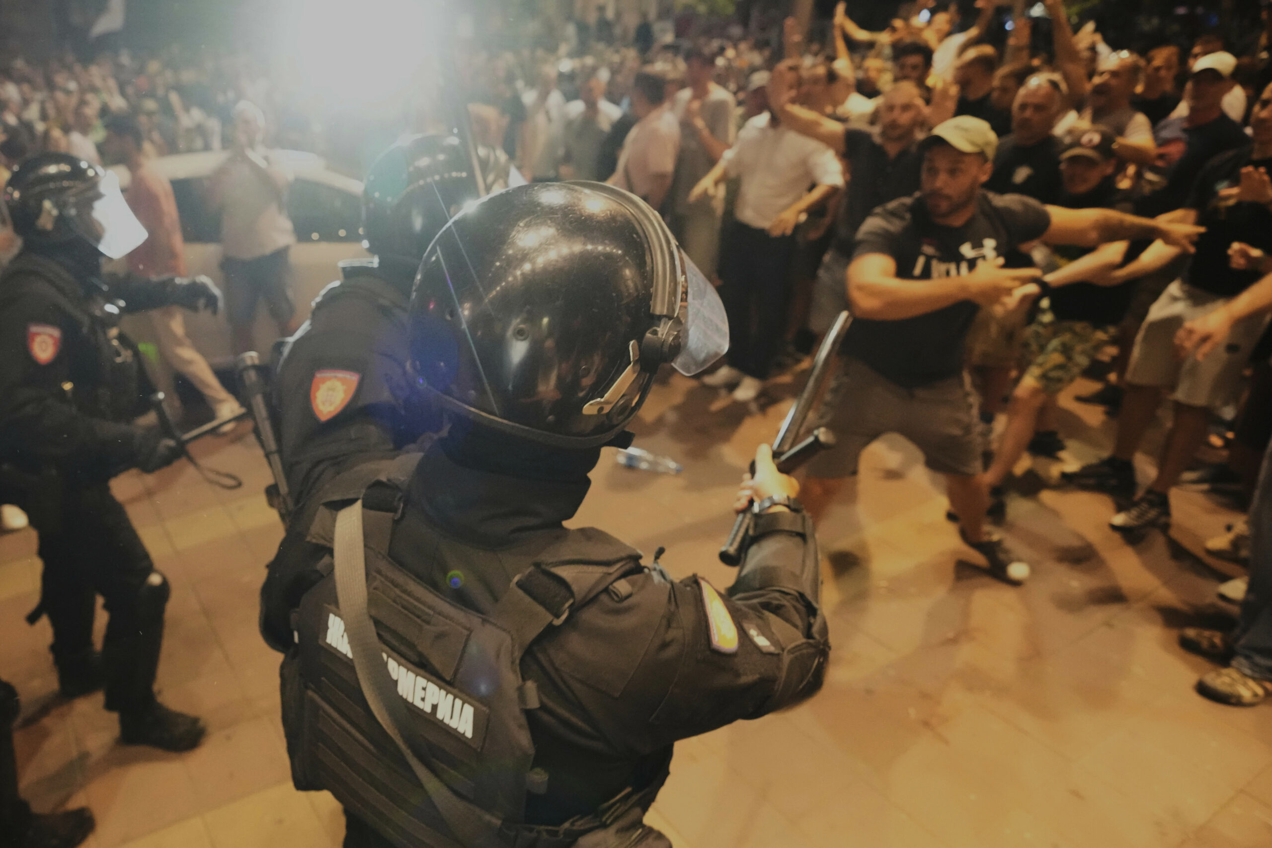Eskalojnë demonstratat në Serbi, protestuesit sulmohen nga zyret e partisë së Vuçiqit