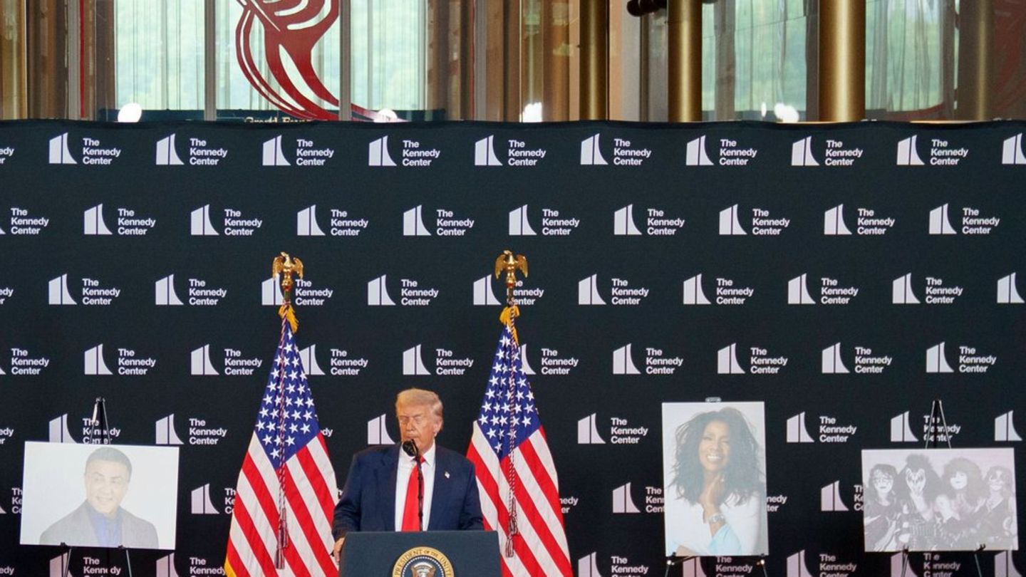 Qendra Kennedy: Donald Trump nderon Stallone dhe Kiss