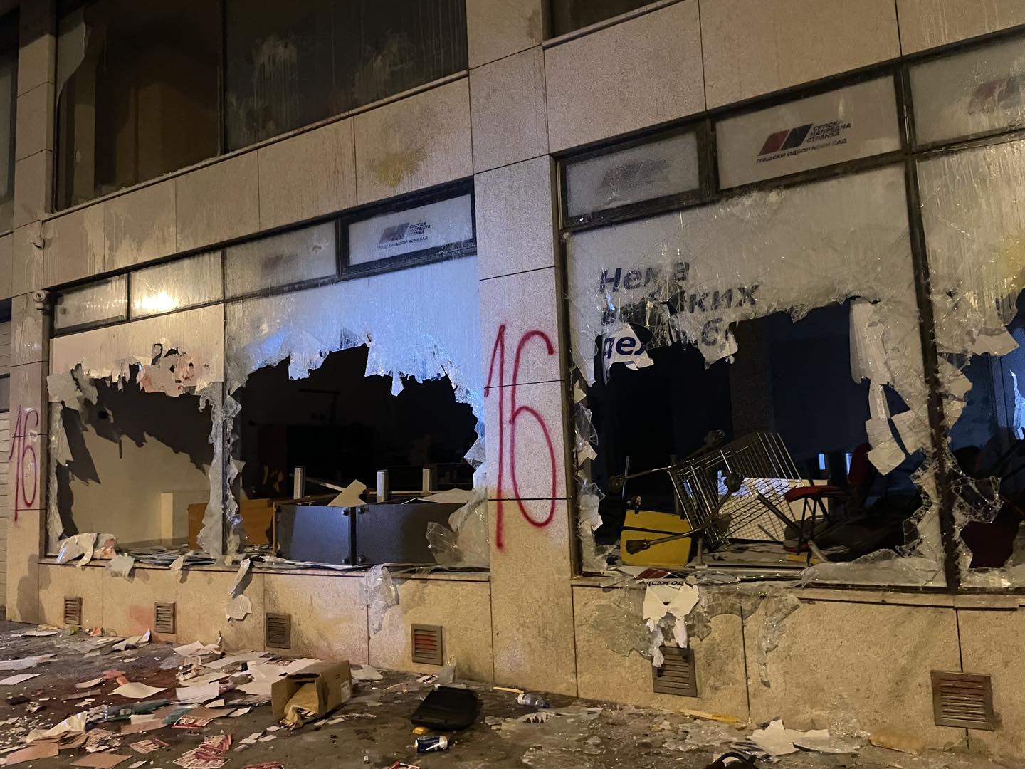 Pamje nga “Rruga e Kosovës” në Novi Sad, raportohet se janë demoluar krejtësisht zyrat e partisë së Vuçiq