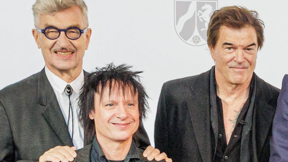 Pantallonat e ngordhura urojnë Wim Wenders me një “përqafim të trashë”