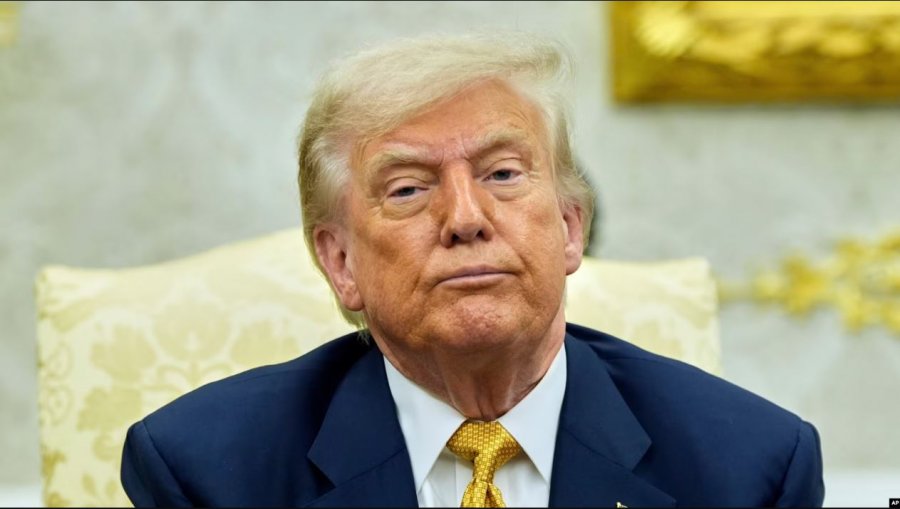 Trumpi poston një mesazh me dy fjalë para se të niset për samitin në Alaskë