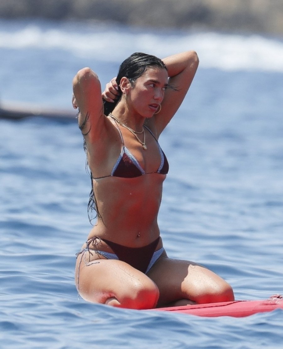 Dua Lipa duket mahnitëse në bikini, teksa bën joga në det gjatë pushimeve në Ibiza