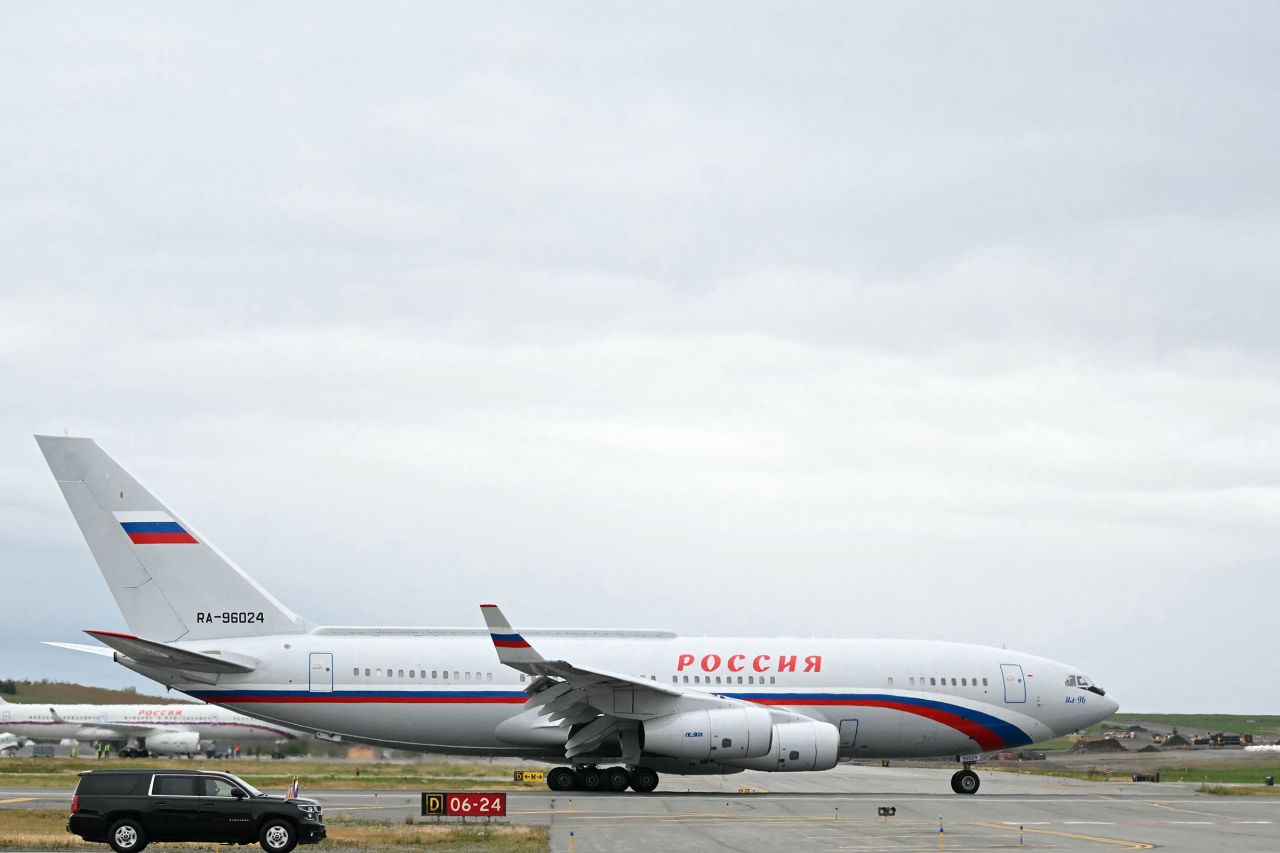 CNN i krahason aeroplanët e Trump dhe Putin me të cilët ateruan në Alaskë – detaje